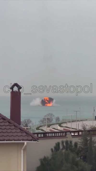 A new footage of a Russian SU-27 (shot down by Russian air defence near Sevastopol earlier today) falling down right in the Black Sea