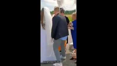 Жених старался