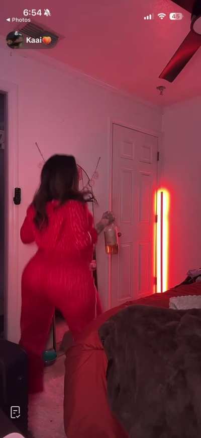 She be dancing like this sometimes keep tuning into her lives to catch stuff like this