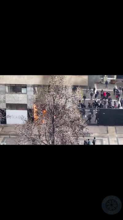 "Desconocidos" inician incendio en el Instituto Nacional con musica de Linkin Park de fondo