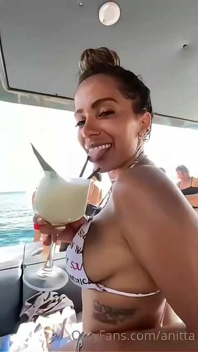 Um dos melhores v&iacute;deos da Anitta