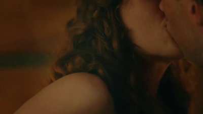Caitriona Balfe and Sophie Skelton in 'Outlander' S05E01 (2020)