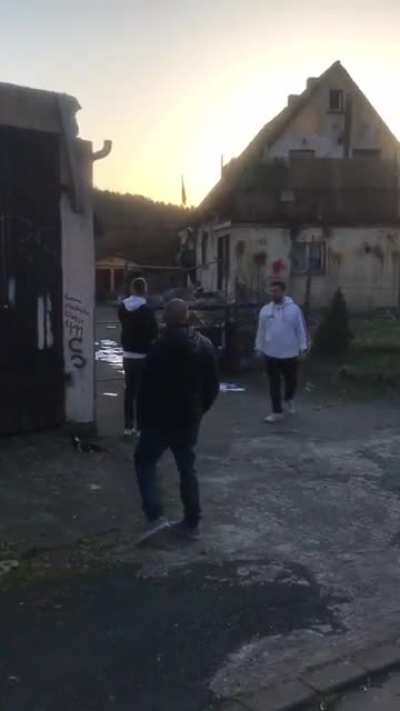 Haider schmeissen Karton voller Altpapier (fast) &uuml;ber den Zaun der Drachenschanze