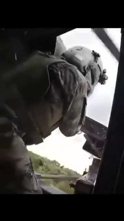 Moment when a Colombian National Army helicopter is attacked by FARC dissidents in the Cauca department. The helicopter came under fire while landing to deploy troops engaged in combat against the criminal group.