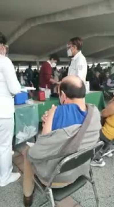 Alguien me puede explicar que pasa aqu&iacute;??? Centro de vacunacion covid en M&eacute;xico.