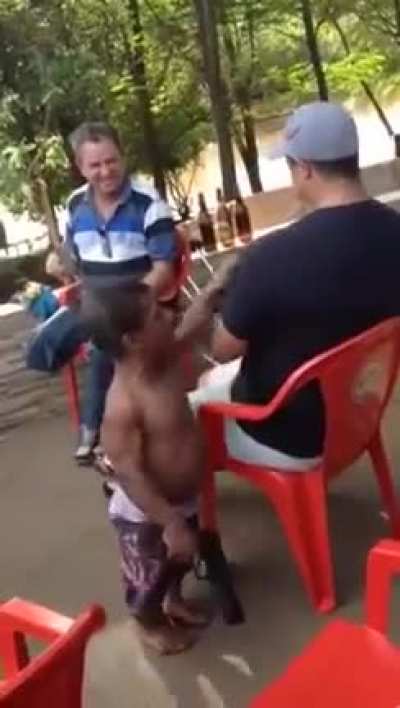 URGENTE!!!!! ANÃO ASSALTANDO
