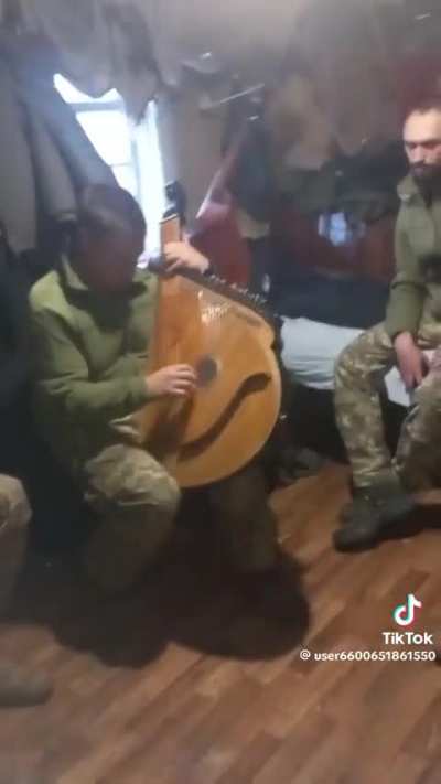 Ukrainian soldier plays "Nothing else matters" on Ukrainian national instrument Bandura