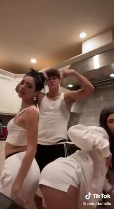 Twerking sisters