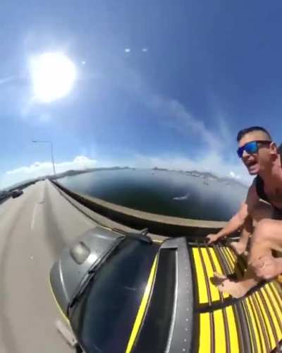 Two men parachuted from a moving car from Rio-Niter&oacute;i bridge in Guanabara Bay