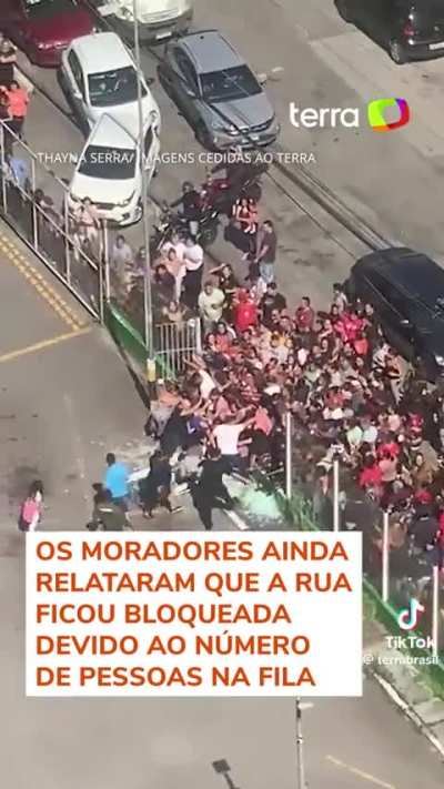 Enquanto o comuniste Fl&aacute;vio Dino pede mais uma lagosta no STF, o presidente Lule analisa a compra de um avi&atilde;o mais luxoso, o pobre est&aacute; lutando para sobreviver. Viva la revolucion! 
