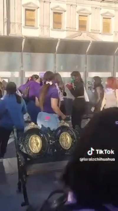 L&aacute;mpara machista opresora.