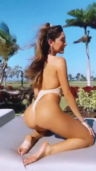 Lyna Perez (@lynaritaa)