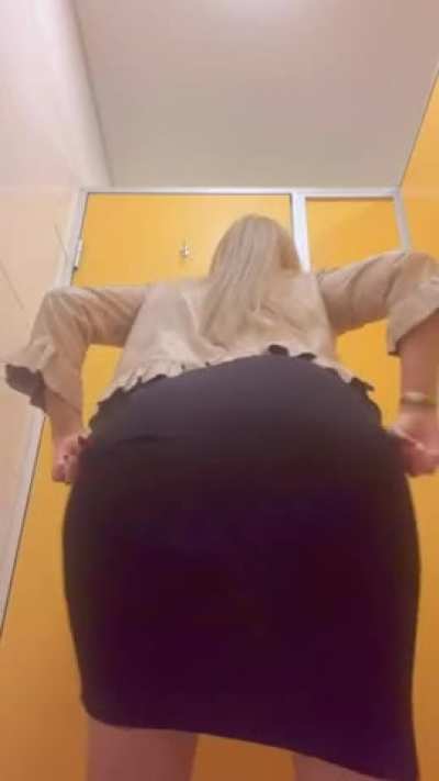 Meet me at the restroom&hellip; I&rsquo;ll bend over for you