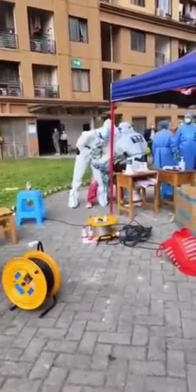Chinese Covid police forcing a lady to do mandatory Covid testing in Chongqing 🤦&zwj;♂️🤦&zwj;♂️