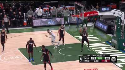 [Highlight] Middleton and Antetokounmpo connects on the alley