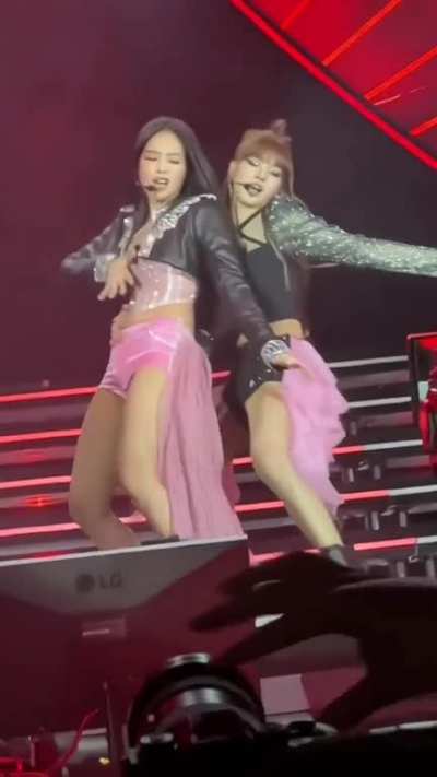 I can imagine Jennie and Lisa doing rubbing each other's body while fully naked in the shower 💦