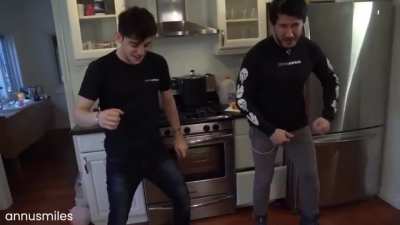 do y&rsquo;like how he walks !?