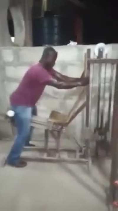 Упражнение со страпоном 
