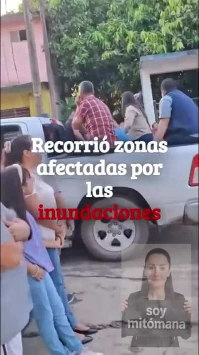 "B&aacute;jate al lodo" le gritan a la morenarca alcaldesa de Poza Rica que se pasea en una troca machuchona sin detenerse a hablar con la gente, obvio le vale madres y se sigue.