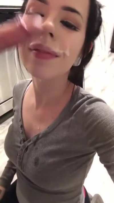 Any buds who&rsquo;d like to cum on my face?