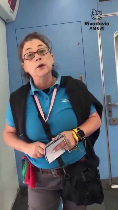 Una pasajera se negó a mover su bicicleta y frenó la partida de un tren