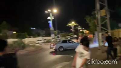 Israeli citizens makes a roadblock and throws rocks at Palestinians that try to go through .