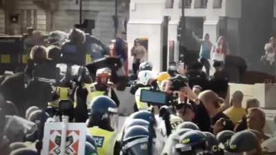 Police getting driven back at anti-corona protest in London