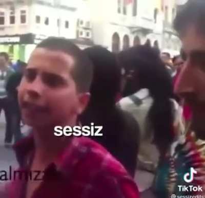 &Ouml;l&uuml;yordum sandın ya