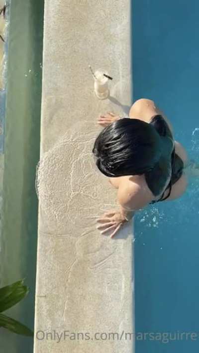 En la piscina