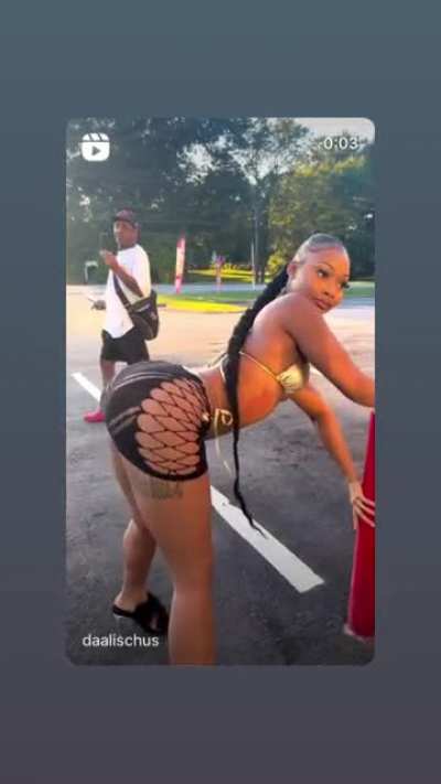 Peep folks tryna get a pic in 🤣