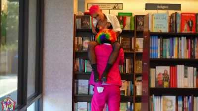 🤡🎪NEW🎪🤡Barn3s &amp;amp; N0bles sells more than books 🤫📚💦 full vid in comments ‼️