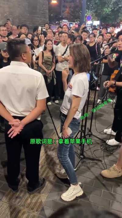 西安城墙下，南门巴士乐队在演唱《活着》，因把歌词&ldquo;他们拿着苹果手机&rdquo;改成&ldquo;华为手机&rdquo;，遭致一名游客不满质问不应该修改歌词&hellip;乐队女子反驳：我们拿着华为手机有错吗？怼的游客哑口无言