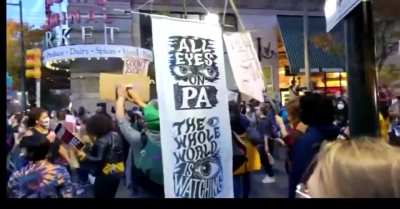'Baile de Favela' tocando na festa dos eleitores democratas na Filadélfia, capital da Pensilvânia