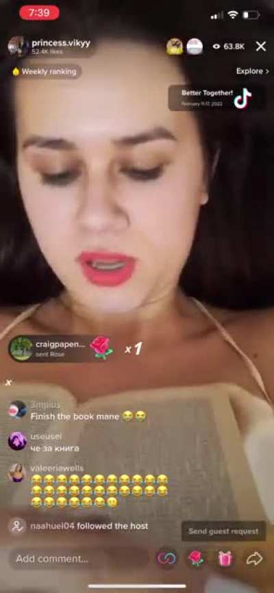 Girl &ldquo;reads&rdquo; on TikTok live