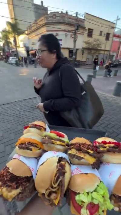 un tipazo se paseo por San Fernando regalando burgers para fomentar su emprendimiento