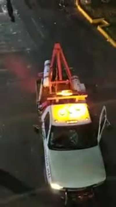 Ch&oacute;feres de gr&uacute;as y transportistas se vergean, entre Tlalne y Atizapan.