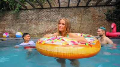 Julia&acute;s Part im Video: "POOL SONG 2.0 feat. Poolprofi LEIF - Julien Bam" ... #RIPBeautxVlogs