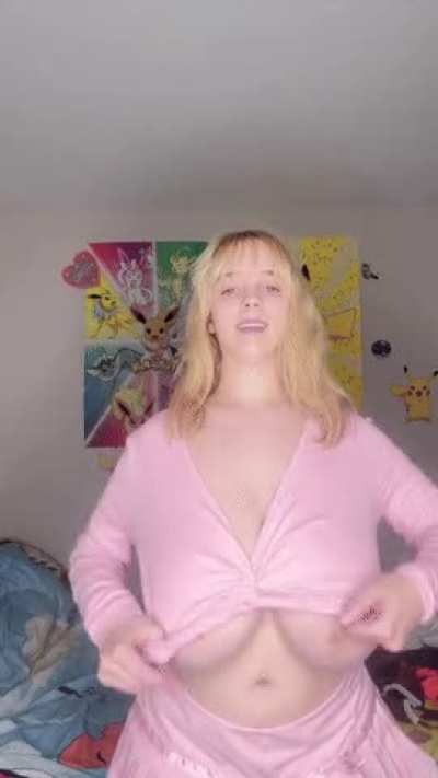 Thinking about nude paintings I saw last week, wanna have a portrait of myself with a guy behind me, highlighting my face that enjoys a real good doggy. Who wan't to cum with me?