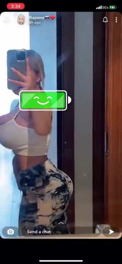 the way she pushes them up 😩😩