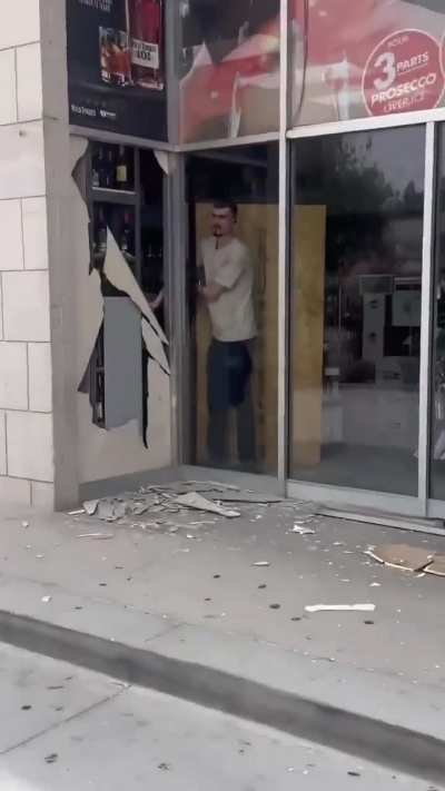 A bomb exploded outside a fertility clinic in Palm Springs, California, the city's mayor said. 1 killed and 5 injured.