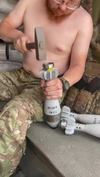 ukrainian soldier upgrades 82mm mine to shoot it from rpg7