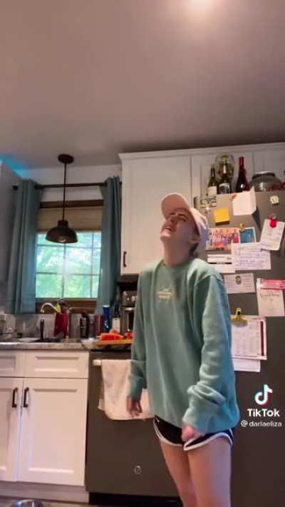 "People wanna know how we KISS." (6'6"/198cm boyfriend and 4'11"/150cm girlfriend)