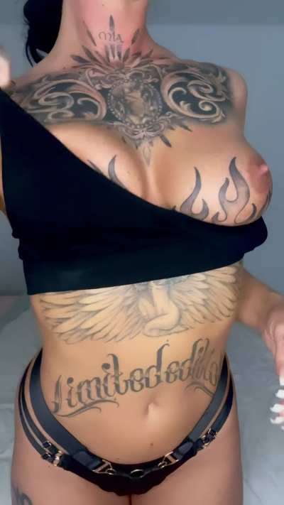 The little ones are asleep, i can finally show off my mommy milkers [REVEAL]