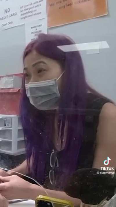 Nail salon worker gossips about white guy, he secretly knows chinese