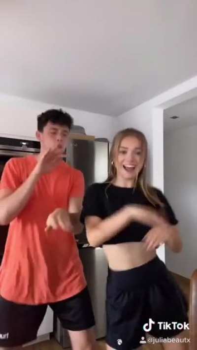 Gel&ouml;schtes TikTok mit ihrem Freund vom 12.11.2020 (Original)