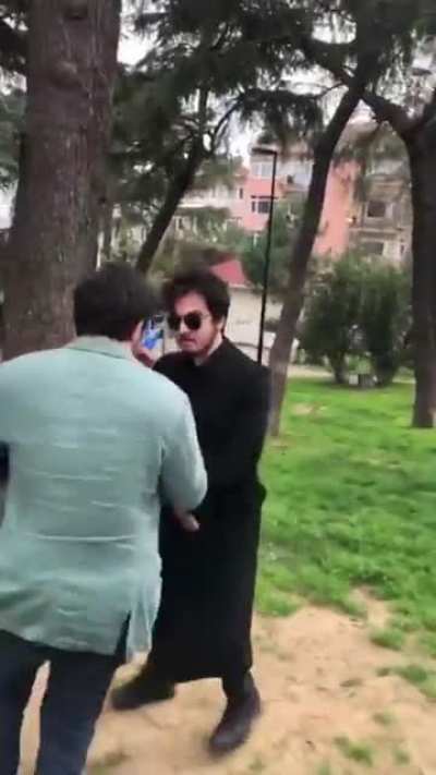 Kız kankalar sevgililerinin dikkatini &ccedil;ekmek i&ccedil;in kavga ederler: