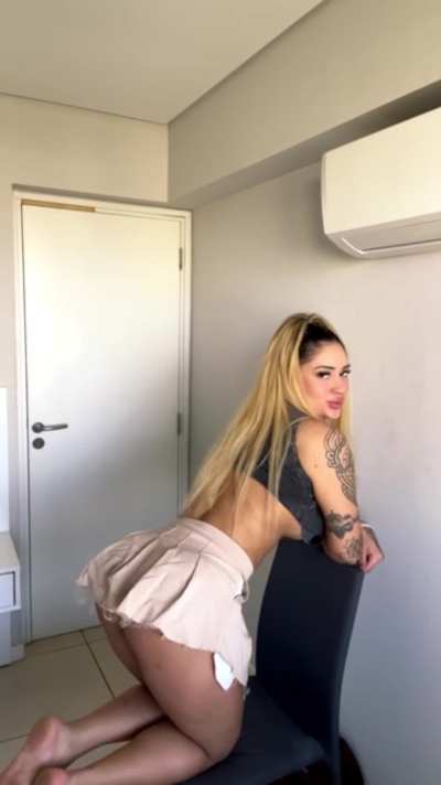 oops I forgot to wear panties