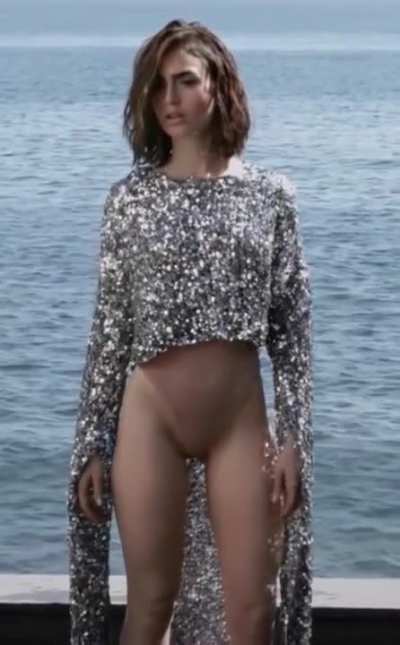 Lily Collins 