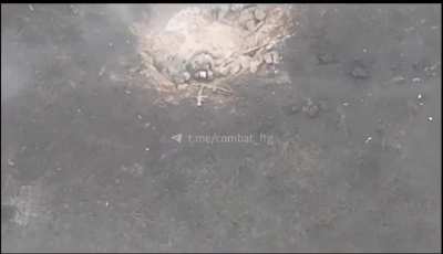 Ukrainian drones drop multiple grenades into a crater with 5 russians.