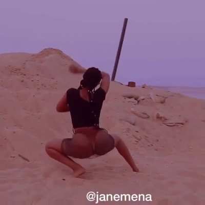 She can move the sand 😏🍑
